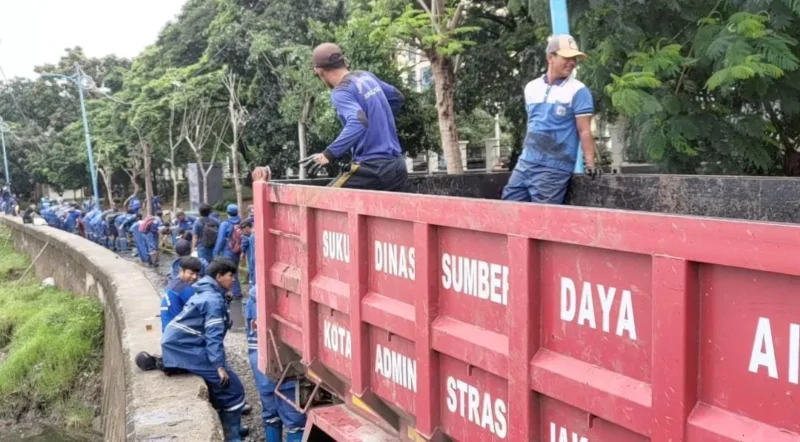 Ribuan personil gabungan membersihkan Waduk Cincin, Tanjung Priok, Jakarta Utara. Pengerukan dan pengangkutan 50 ton sampah ke Bantar Gebang untuk antisipasi banjir. (Posnews/MR)