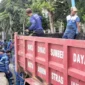 Ribuan personil gabungan membersihkan Waduk Cincin, Tanjung Priok, Jakarta Utara. Pengerukan dan pengangkutan 50 ton sampah ke Bantar Gebang untuk antisipasi banjir. (Posnews/MR)
