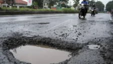 Ilustrasi korban kecelakaan lalu lintas akibat jalan rusak dan tergenang air. (Posnews/Ist)