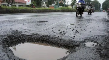Ilustrasi korban kecelakaan lalu lintas akibat jalan rusak dan tergenang air. (Posnews/Ist)