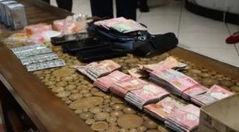 Petugas Polres Metro Bekasi mengamankan pengedar obat keras beserta barang bukti Tramadol dan Hexymer saat operasi senyap di Kampung Kavling. (Posnews/Ist)
