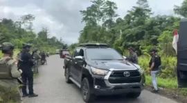 Petugas Satgas Operasi Damai Cartenz melakukan pengamanan dan penyisiran di jalur Dekai–Lopon, Yahukimo, usai penembakan sopir tangki air bersih. (Posnews/ist)