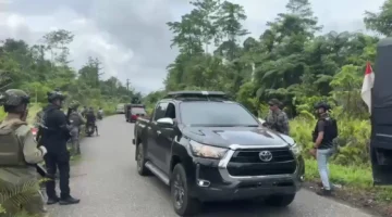 Petugas Satgas Operasi Damai Cartenz melakukan pengamanan dan penyisiran di jalur Dekai–Lopon, Yahukimo, usai penembakan sopir tangki air bersih. (Posnews/ist)