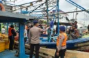 Personel Ditpolairud Polda Metro Jaya mengawasi relokasi kapal di dermaga pelabuhan. Posnews/Ist)