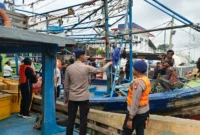 Personel Ditpolairud Polda Metro Jaya mengawasi relokasi kapal di dermaga pelabuhan. Posnews/Ist)