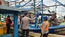 Personel Ditpolairud Polda Metro Jaya mengawasi relokasi kapal di dermaga pelabuhan. Posnews/Ist)