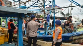 Personel Ditpolairud Polda Metro Jaya mengawasi relokasi kapal di dermaga pelabuhan. Posnews/Ist)