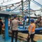 Personel Ditpolairud Polda Metro Jaya mengawasi relokasi kapal di dermaga pelabuhan. Posnews/Ist)