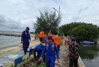 Personel Ditpolairud Polda Metro Jaya bersama warga mengangkut ratusan kilogram sampah saat aksi bersih pantai di Pulau Lancang, Kepulauan Seribu Selatan. (Posnews/Ist)