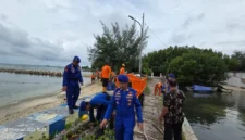 Personel Ditpolairud Polda Metro Jaya bersama warga mengangkut ratusan kilogram sampah saat aksi bersih pantai di Pulau Lancang, Kepulauan Seribu Selatan. (Posnews/Ist)