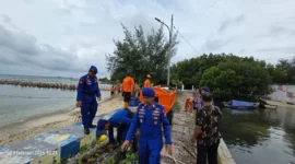 Personel Ditpolairud Polda Metro Jaya bersama warga mengangkut ratusan kilogram sampah saat aksi bersih pantai di Pulau Lancang, Kepulauan Seribu Selatan. (Posnews/Ist)