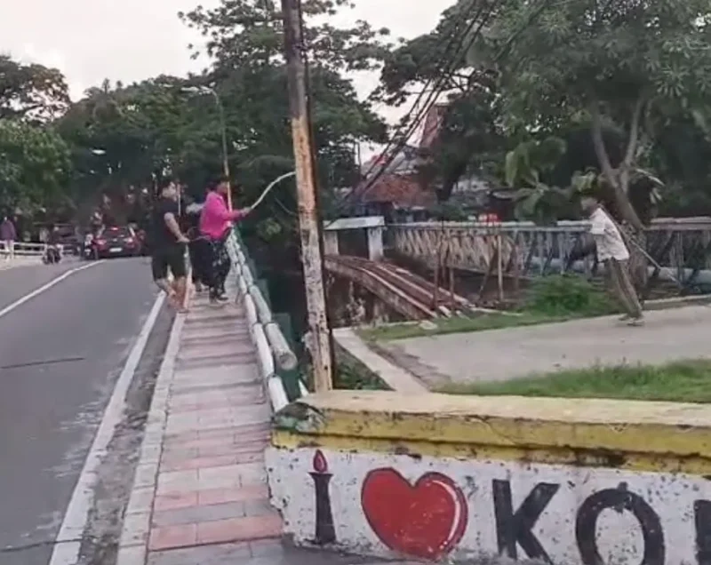 Remaja terlibat tawuran di Jembatan Sindang Koja, Jakarta Utara (Jakut). (Posnews/MR)