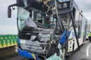 Dua bus Transjakarta mengalami kerusakan parah di bagian depan setelah tabrakan di jalur layang Koridor 13 Cipulir, Jakarta Selatan, Senin pagi (23/2/2026), menyebabkan 23 penumpang luka. (Posnews/Ist)