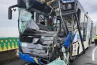 Dua bus Transjakarta mengalami kerusakan parah di bagian depan setelah tabrakan di jalur layang Koridor 13 Cipulir, Jakarta Selatan, Senin pagi (23/2/2026), menyebabkan 23 penumpang luka. (Posnews/Ist)