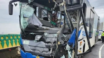 Dua bus Transjakarta mengalami kerusakan parah di bagian depan setelah tabrakan di jalur layang Koridor 13 Cipulir, Jakarta Selatan, Senin pagi (23/2/2026), menyebabkan 23 penumpang luka. (Posnews/Ist)