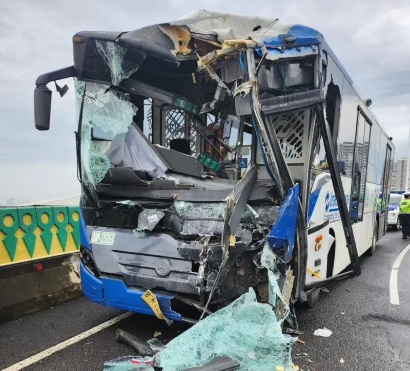 Dua bus Transjakarta mengalami kerusakan parah di bagian depan setelah tabrakan di jalur layang Koridor 13 Cipulir, Jakarta Selatan, Senin pagi (23/2/2026), menyebabkan 23 penumpang luka. (Posnews/Ist)