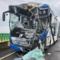 Dua bus Transjakarta mengalami kerusakan parah di bagian depan setelah tabrakan di jalur layang Koridor 13 Cipulir, Jakarta Selatan, Senin pagi (23/2/2026), menyebabkan 23 penumpang luka. (Posnews/Ist)