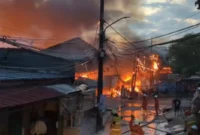 Petugas Damkar Tangerang Selatan memadamkan kebakaran gudang dekorasi dan ruko tekstil di Cipadu, Juramangu Timur. (Posnews/Ist)