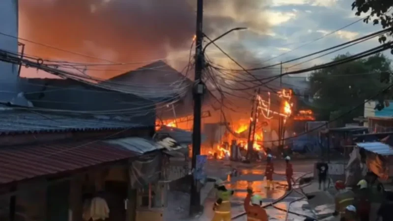 Petugas Damkar Tangerang Selatan memadamkan kebakaran gudang dekorasi dan ruko tekstil di Cipadu, Juramangu Timur. (Posnews/Ist)