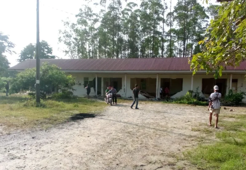 Kawanan gajah Sumatera berada di area perumahan karyawan HTI Rantau Bertuah, Siak, setelah merusak sejumlah rumah dan sepeda motor. (Posnews/Ist)