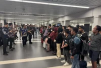Ratusan WNI eks korban online scam di Kamboja tiba di Bandara Soekarno-Hatta dan menjalani pemeriksaan petugas gabungan.
(Posnews/Ist)
