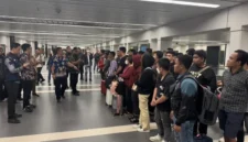 Ratusan WNI eks korban online scam di Kamboja tiba di Bandara Soekarno-Hatta dan menjalani pemeriksaan petugas gabungan.
(Posnews/Ist)