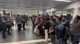 Ratusan WNI eks korban online scam di Kamboja tiba di Bandara Soekarno-Hatta dan menjalani pemeriksaan petugas gabungan.
(Posnews/Ist)
