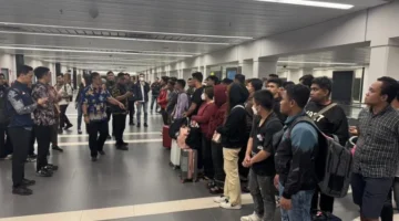 Ratusan WNI eks korban online scam di Kamboja tiba di Bandara Soekarno-Hatta dan menjalani pemeriksaan petugas gabungan.
(Posnews/Ist)