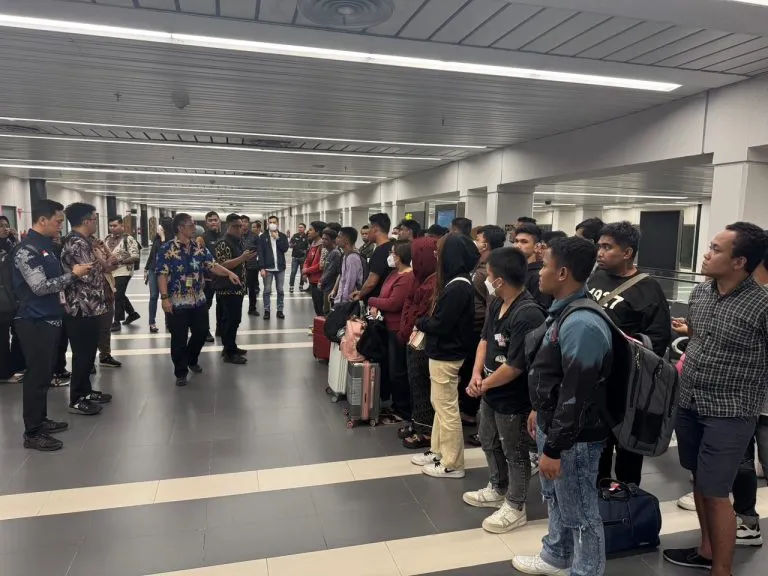 Ratusan WNI eks korban online scam di Kamboja tiba di Bandara Soekarno-Hatta dan menjalani pemeriksaan petugas gabungan.
(Posnews/Ist)