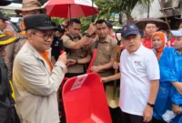 Gubernur DKI Jakarta Pramono Anung bersama Ketua Palang Merah Indonesia (PMI) Jusuf Kalla memimpin kerja bakti massal gerakan Jaga Jakarta Bersih di Cipinang Melayu, Jakarta Timur. (Posnews/Ist)