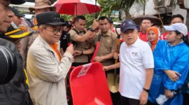 Gubernur DKI Jakarta Pramono Anung bersama Ketua Palang Merah Indonesia (PMI) Jusuf Kalla memimpin kerja bakti massal gerakan Jaga Jakarta Bersih di Cipinang Melayu, Jakarta Timur. (Posnews/Ist)