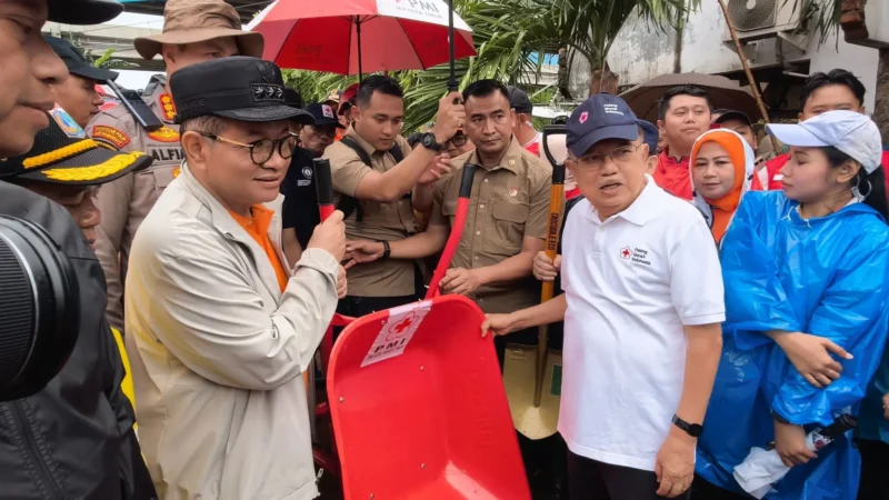 Gubernur DKI Jakarta Pramono Anung bersama Ketua Palang Merah Indonesia (PMI) Jusuf Kalla memimpin kerja bakti massal gerakan Jaga Jakarta Bersih di Cipinang Melayu, Jakarta Timur. (Posnews/Ist)