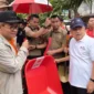 Gubernur DKI Jakarta Pramono Anung bersama Ketua Palang Merah Indonesia (PMI) Jusuf Kalla memimpin kerja bakti massal gerakan Jaga Jakarta Bersih di Cipinang Melayu, Jakarta Timur. (Posnews/Ist)