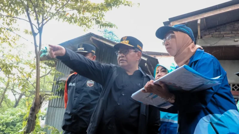 Gubernur DKI Jakarta Pramono Anung meninjau pembebasan lahan normalisasi Sungai Ciliwung di Cawang, Jakarta Timur. (Posnews/Kominfo)