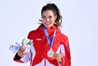 Kembalinya sang ratu salju. Gu Ailing memastikan tempat di final big air Olimpiade 2026 setelah menunjukkan aksi memukau di babak kualifikasi, didampingi rekan senegaranya Liu Mengting. Dok: Istimewa.