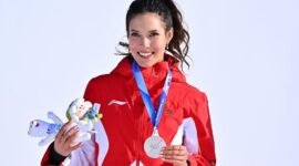 Kembalinya sang ratu salju. Gu Ailing memastikan tempat di final big air Olimpiade 2026 setelah menunjukkan aksi memukau di babak kualifikasi, didampingi rekan senegaranya Liu Mengting. Dok: Istimewa.