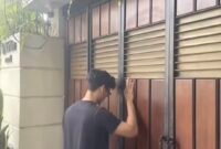 Ilustrasi, beberapa warga mengunjungi gerbang depan rumah Joko Widodo dan berziarah seakan menyambangi tembok ratapan.