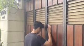 Ilustrasi, beberapa warga mengunjungi gerbang depan rumah Joko Widodo dan berziarah seakan menyambangi tembok ratapan.