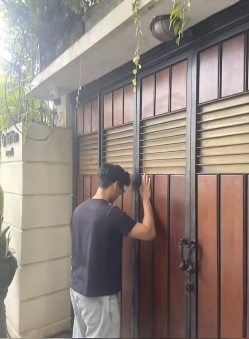 Ilustrasi, beberapa warga mengunjungi gerbang depan rumah Joko Widodo dan berziarah seakan menyambangi tembok ratapan.