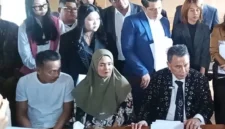 Hotman Paris Hutapea bertemu orangtua Fandi Ramadhan di Kelapa Gading. (Posnews/Ist)