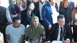 Hotman Paris Hutapea bertemu orangtua Fandi Ramadhan di Kelapa Gading. (Posnews/Ist)