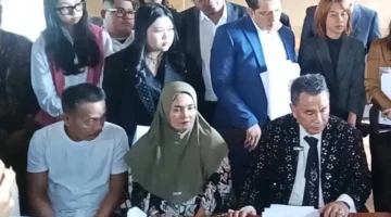 Hotman Paris Hutapea bertemu orangtua Fandi Ramadhan di Kelapa Gading. (Posnews/Ist)