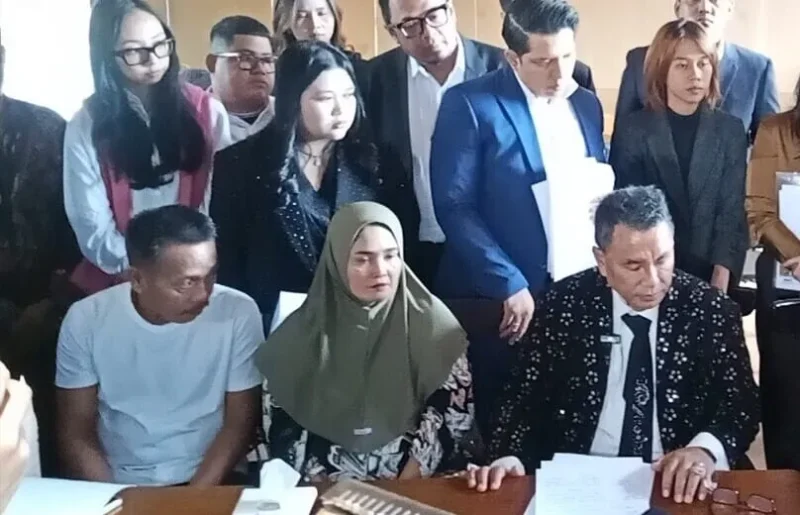 Hotman Paris Hutapea bertemu orangtua Fandi Ramadhan di Kelapa Gading. (Posnews/Ist)