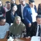 Hotman Paris Hutapea bertemu orangtua Fandi Ramadhan di Kelapa Gading. (Posnews/Ist)