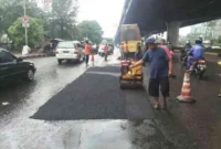 Hujan Belum Reda, Jalan Jakarta Kembali Berlubang Meski Ditambal Ribuan Titik. Posnews/Kominfo)