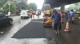 Hujan Belum Reda, Jalan Jakarta Kembali Berlubang Meski Ditambal Ribuan Titik. Posnews/Kominfo)