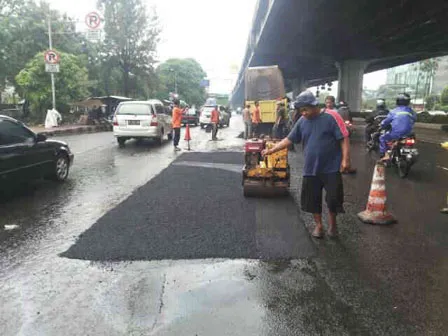 Hujan Belum Reda, Jalan Jakarta Kembali Berlubang Meski Ditambal Ribuan Titik. Posnews/Kominfo)