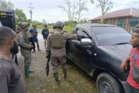 Aparat Satgas Operasi Damai Cartenz 2026 melakukan pengamanan jalur setelah insiden tembakan di KM 7 Kampung Maroku, Yahukimo. (Posnews/ist)