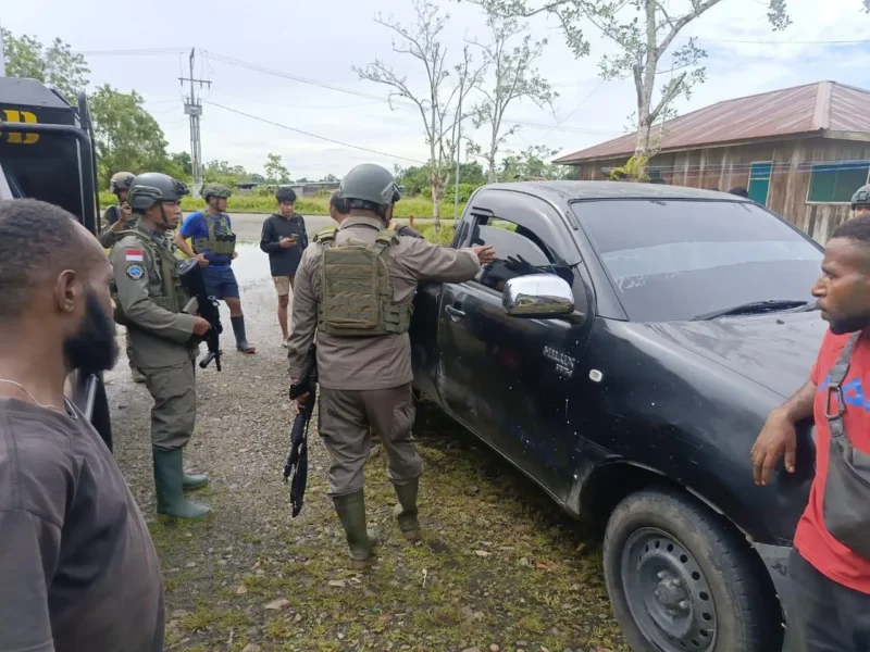 Aparat Satgas Operasi Damai Cartenz 2026 melakukan pengamanan jalur setelah insiden tembakan di KM 7 Kampung Maroku, Yahukimo. (Posnews/ist)