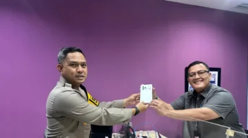 Kapolres Tangerang Selatan AKBP Boy Jumalolo saat memberikan keterangan terkait pelaporan gratifikasi iPhone 17 Pro Max ke KPK. (Posnews/Ist)